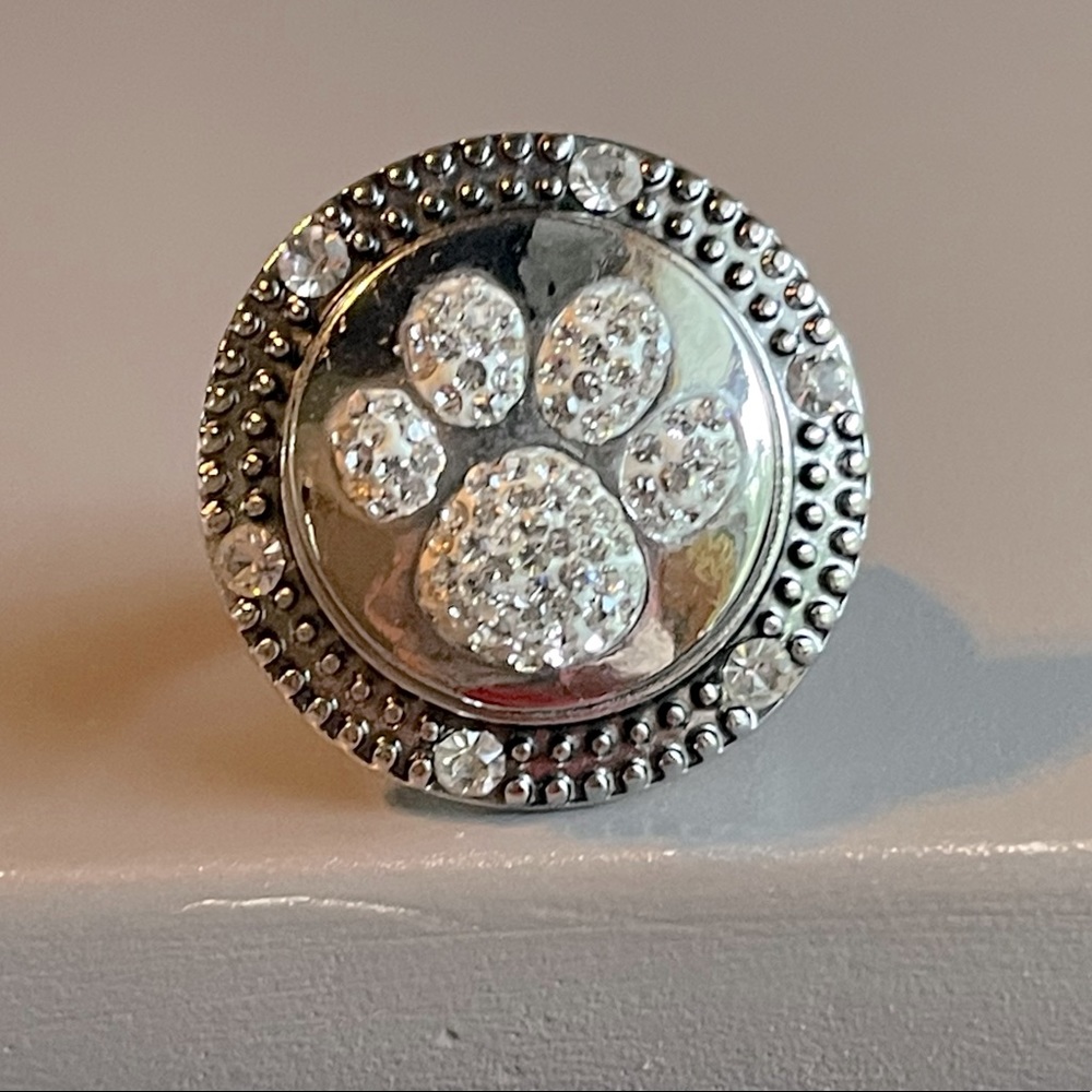 Ginger Snaps 6 stone stretch ring with glittery rhinestone paw print snap.